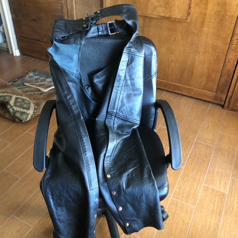 RIVER ROAD Motorcycle chaps black leather.